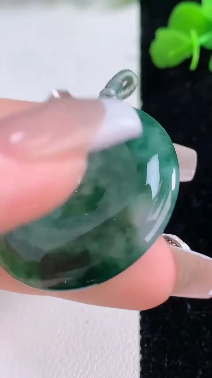 天然A货翡翠冰种飘花平安扣吊坠，尺寸34-5.3，重量:13.86g
12月8日