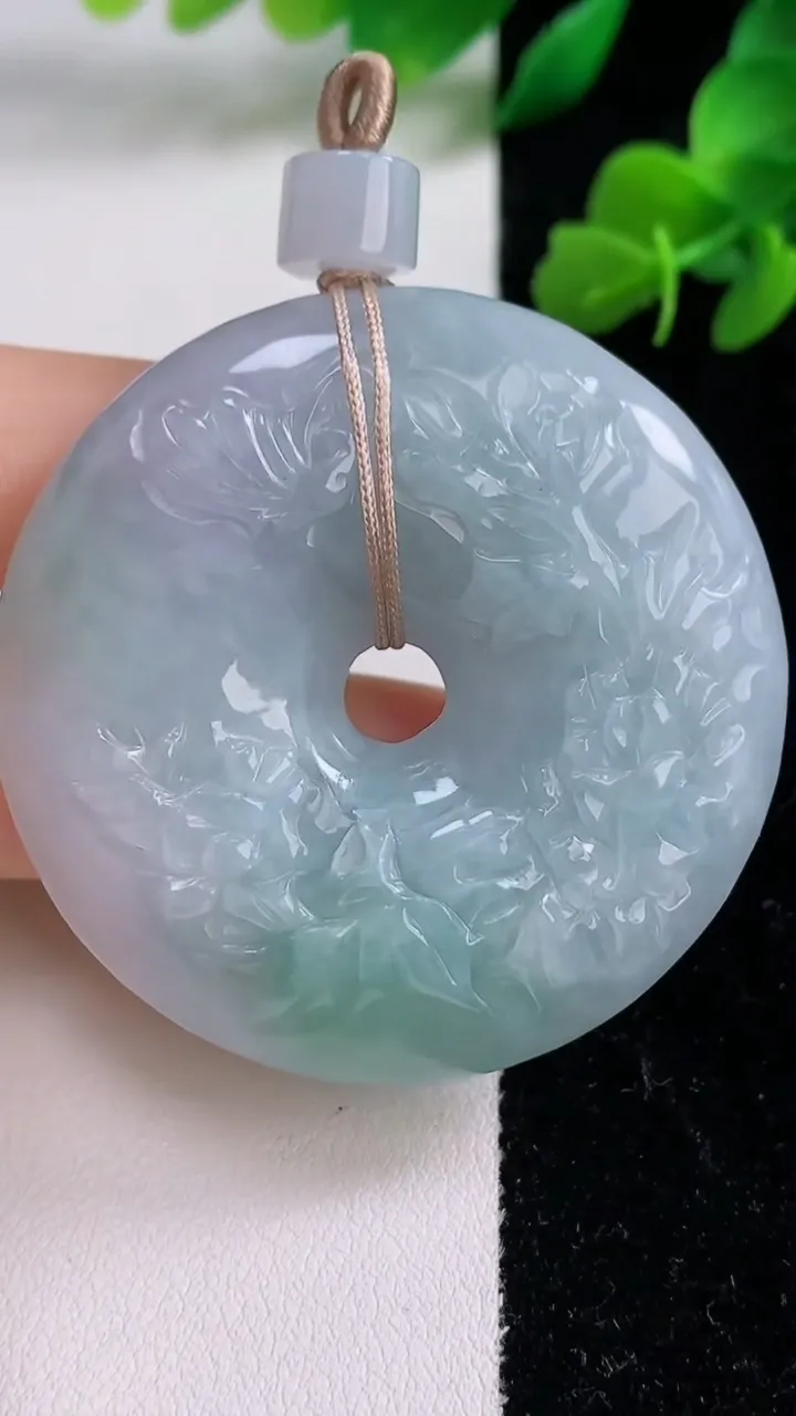 天然A货翡翠鸟语花香 平安扣吊坠，尺寸50.2-11.8，重量:56.00g
12月8日