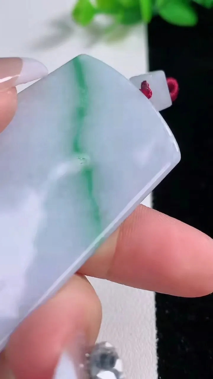 天然A货翡翠无事牌吊坠，尺寸61-33.7-5.2，重量:33.87g
12月8日