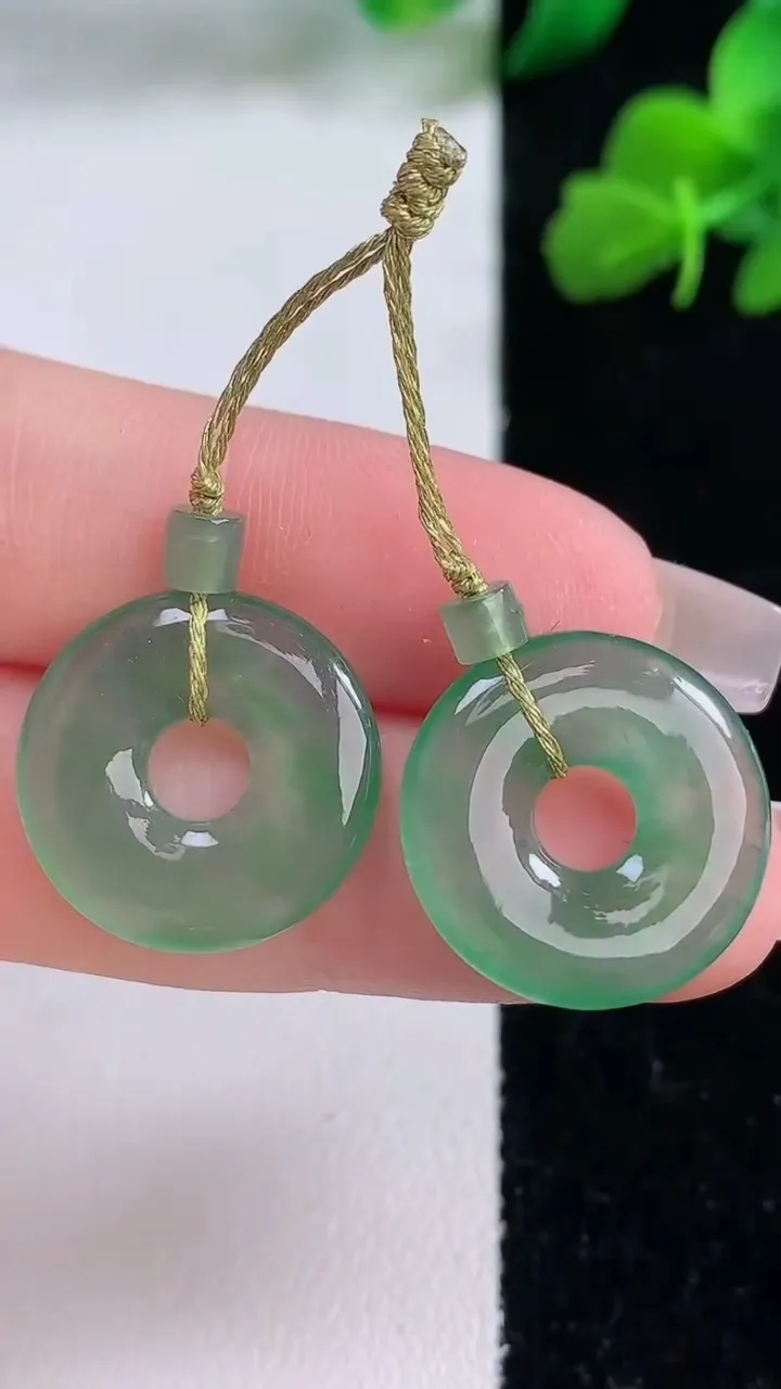 天然A货翡翠平安环吊坠一对，尺寸17.5-2.5，重量:4.48g
12月8日