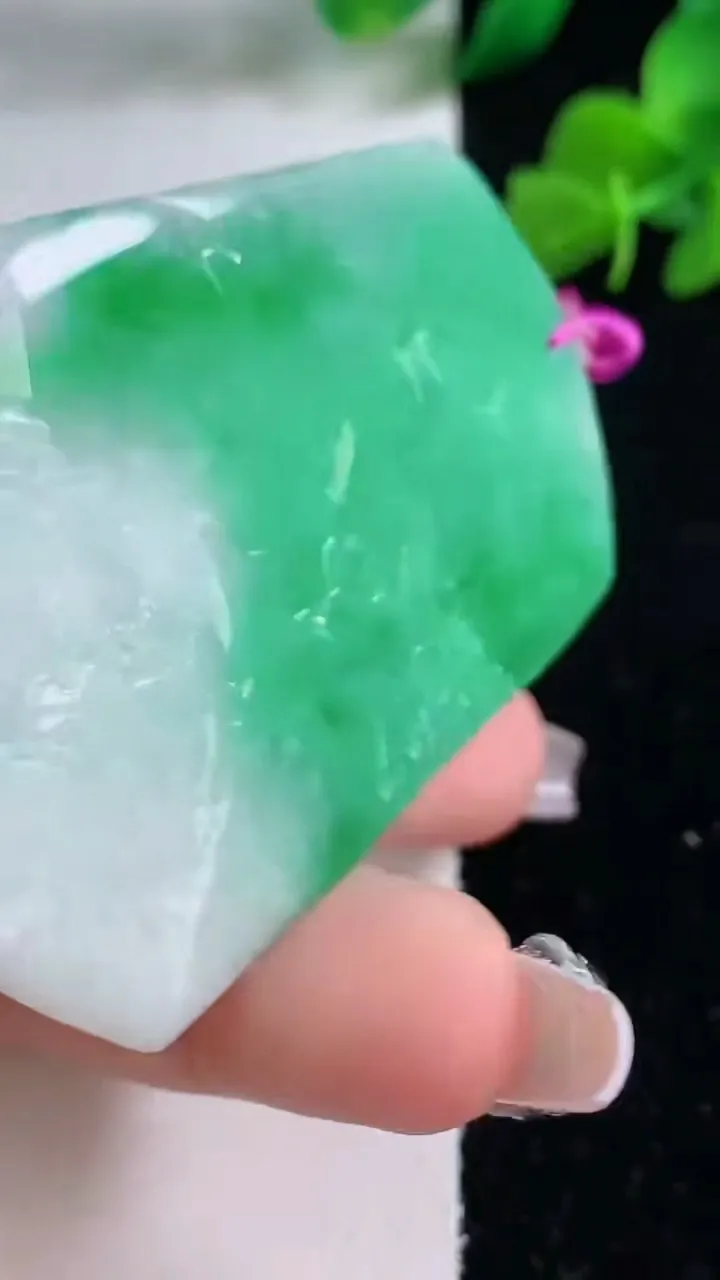 天然A货翡翠山水牌吊坠，尺寸61-44-6.2，重量:36.06g
12月8日