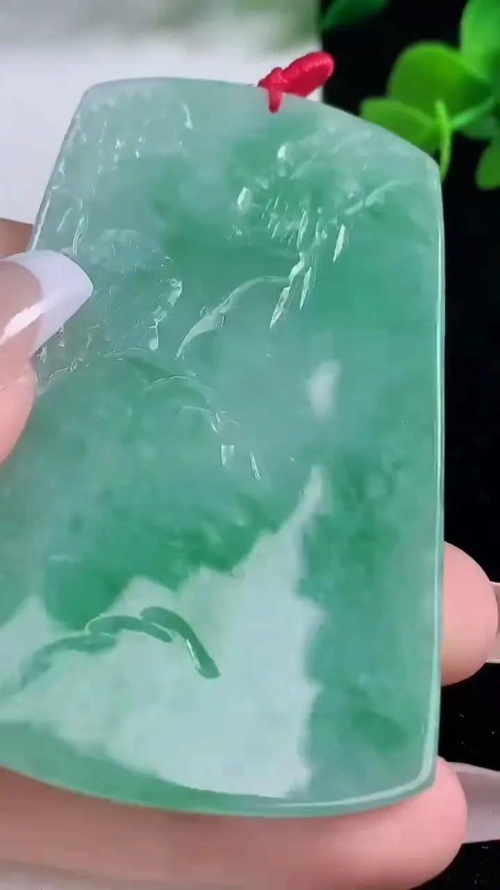 天然A货翡翠山水牌吊坠，尺寸67.2-42.4-5.3，重量:36.06g
12月8日