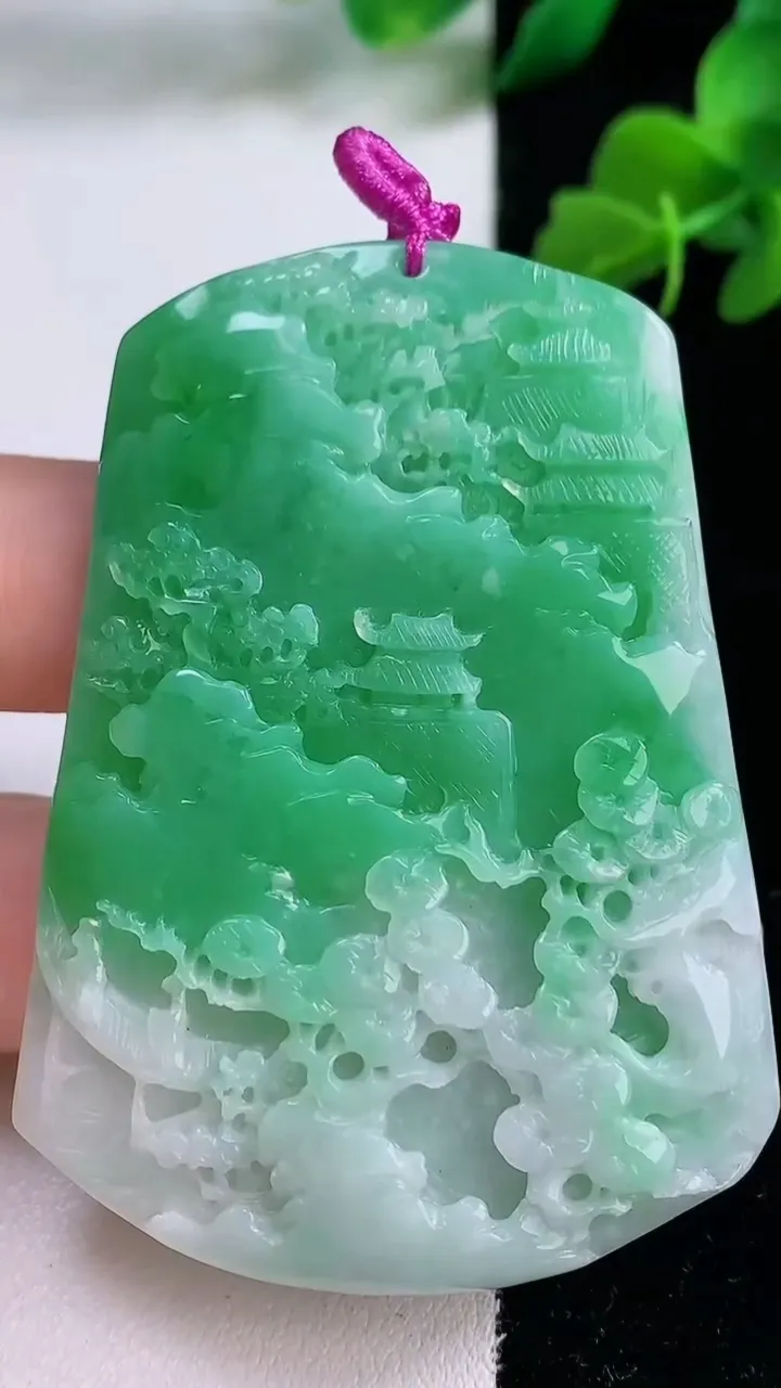 天然A货翡翠山水牌吊坠，尺寸61-44-6.2，重量:36.06g
12月8日