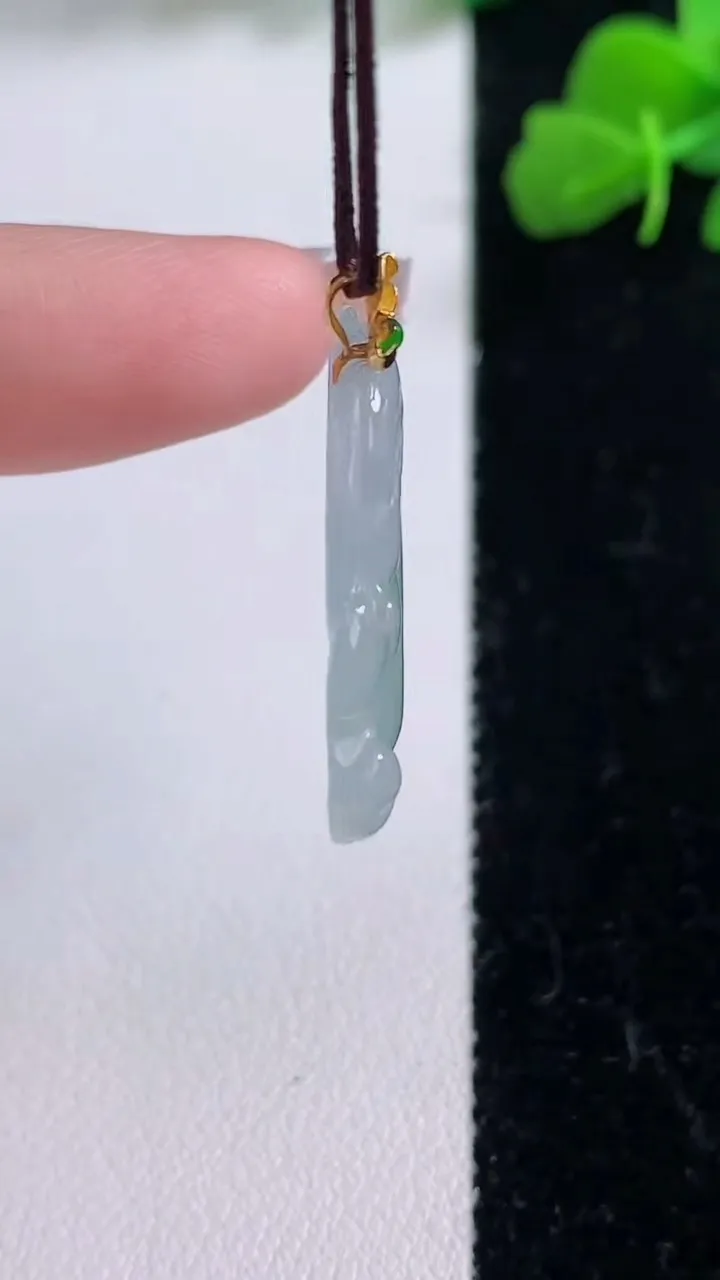 天然A货翡翠佛公吊坠，尺寸24.2-29-3.8，重量:4.39g
12月8日