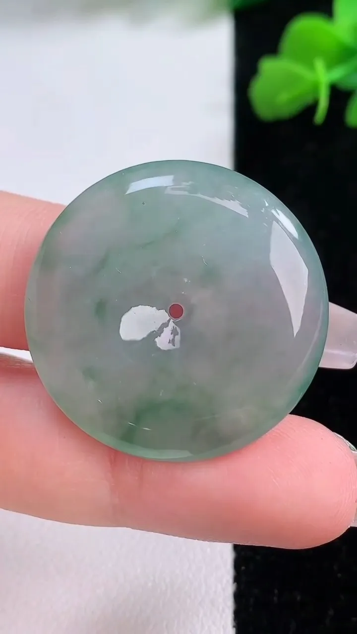 天然A货翡翠冰种飘花平安扣吊坠，尺寸29.8-5.7，重量:10.21g
12月8日