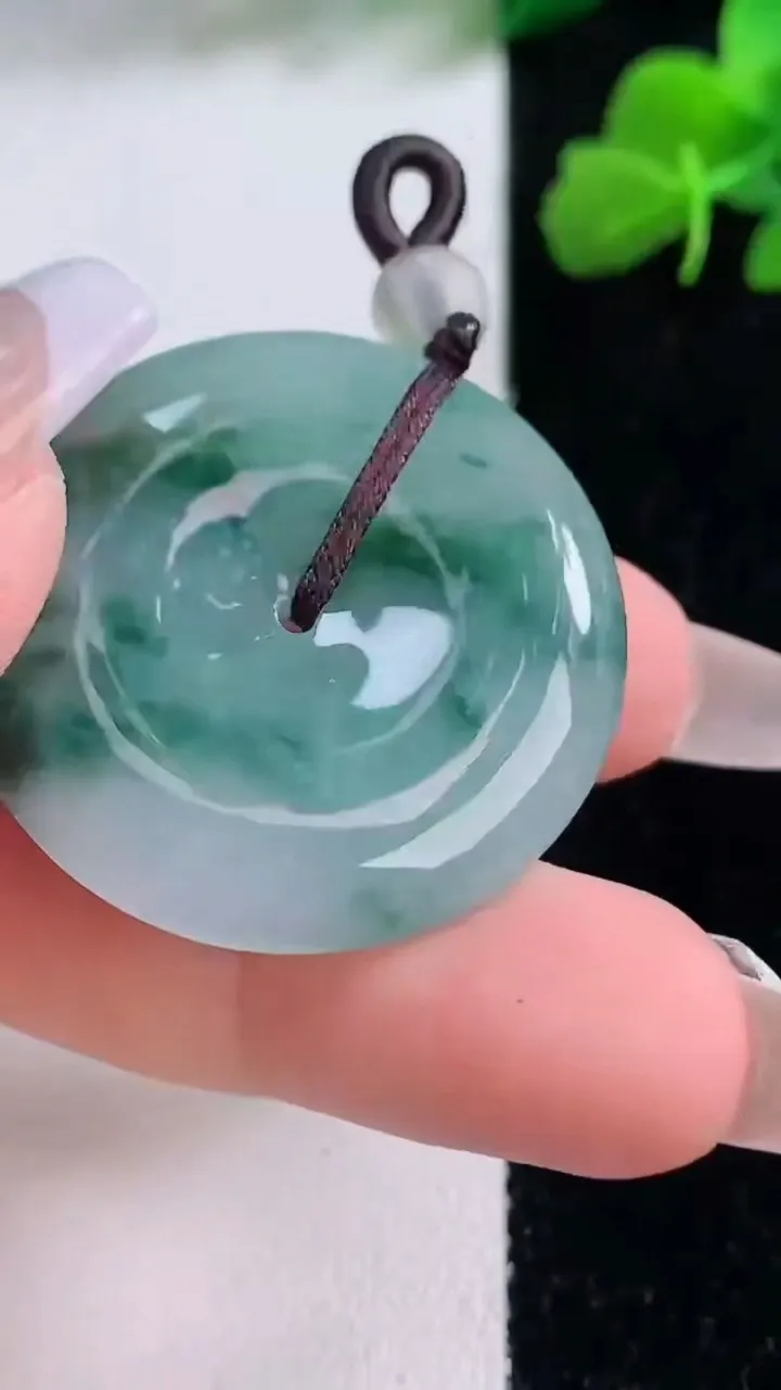 天然A货翡翠冰种飘花平安扣吊坠，尺寸32.8-6，重量:13.55g
12月8日