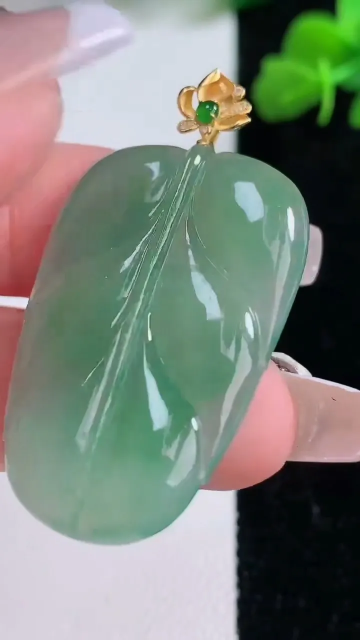天然A货翡翠金枝玉叶 叶子吊坠，尺寸36.5-23.8-3.5，重量:7.24g
12月8日