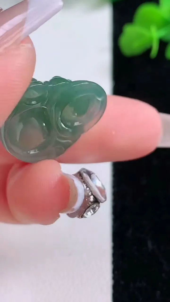 天然A货翡翠佛公吊坠，尺寸21-24.5-5.7，重量:4.30g
12月8日