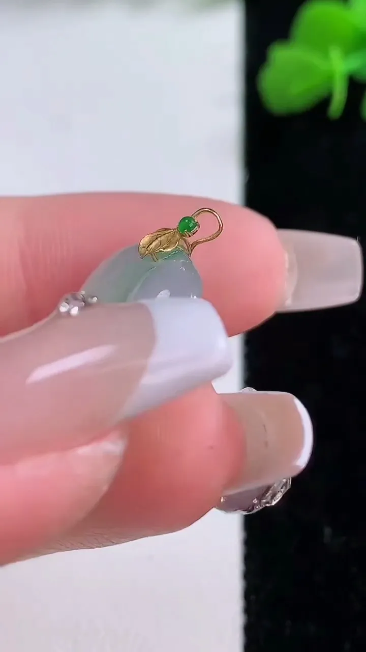 天然A货翡翠金枝玉叶 叶子吊坠，尺寸29-16.5-3.6，重量:3.07g
12月8日