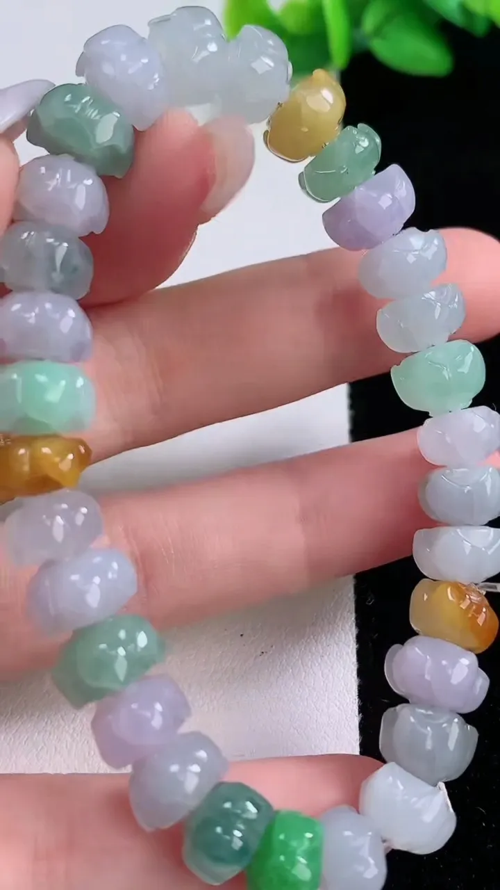 天然A货翡翠三彩莲花手串，尺寸8.2-4.6-30颗 ，重量:25.88g12月9日
工厂直销收藏佳