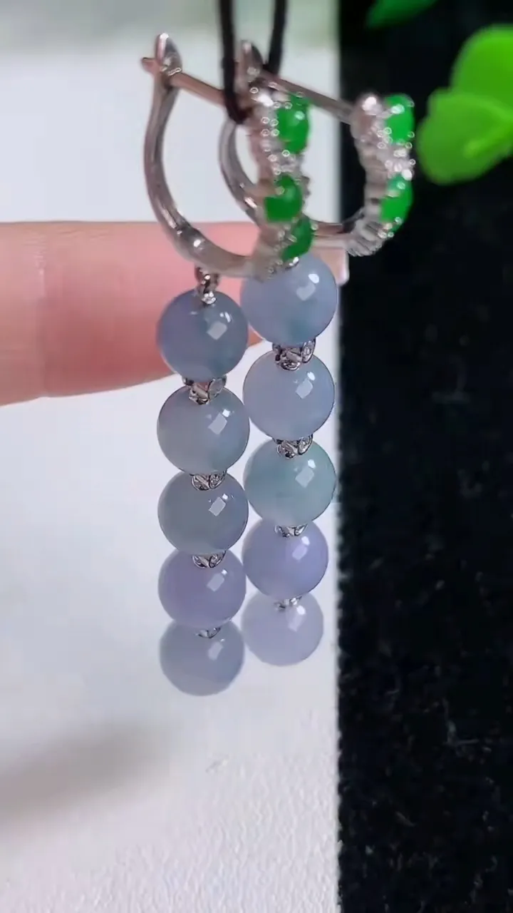 天然A货翡翠18K金紫罗兰圆珠耳坠，尺寸7.2，重量:8.25g12月8日
工厂直销收藏佳品,种好水足，色泽均匀，有种有色，上手高大气！