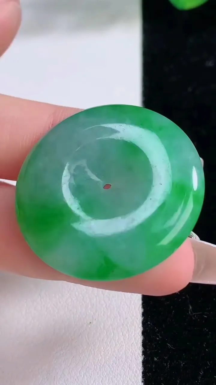 天然A货翡翠平安扣吊坠，尺寸33.3-5.8，重量:15.04g
12月8日