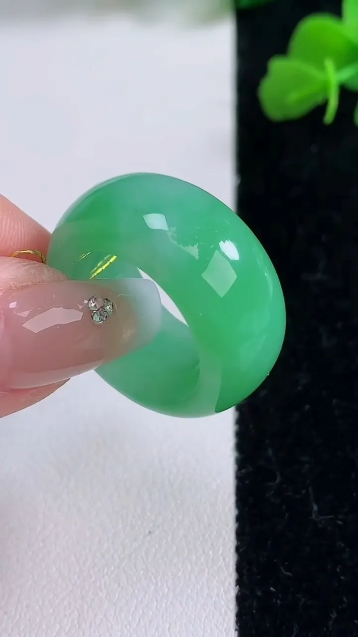 天然A货翡翠指环扳指，尺寸18.3-11.8-4.3，重量:11.26g2025年12月8日
工厂直销收藏佳品,种好水足，色泽均匀，有种有色，上手高大气！