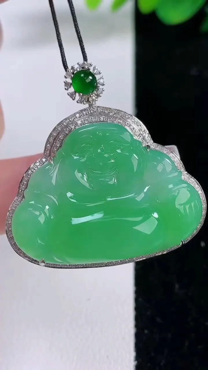 天然A货翡翠佛公吊坠，尺寸36.4-36.2-9.4，裸石24-33.2重量:11.48g
12月8日