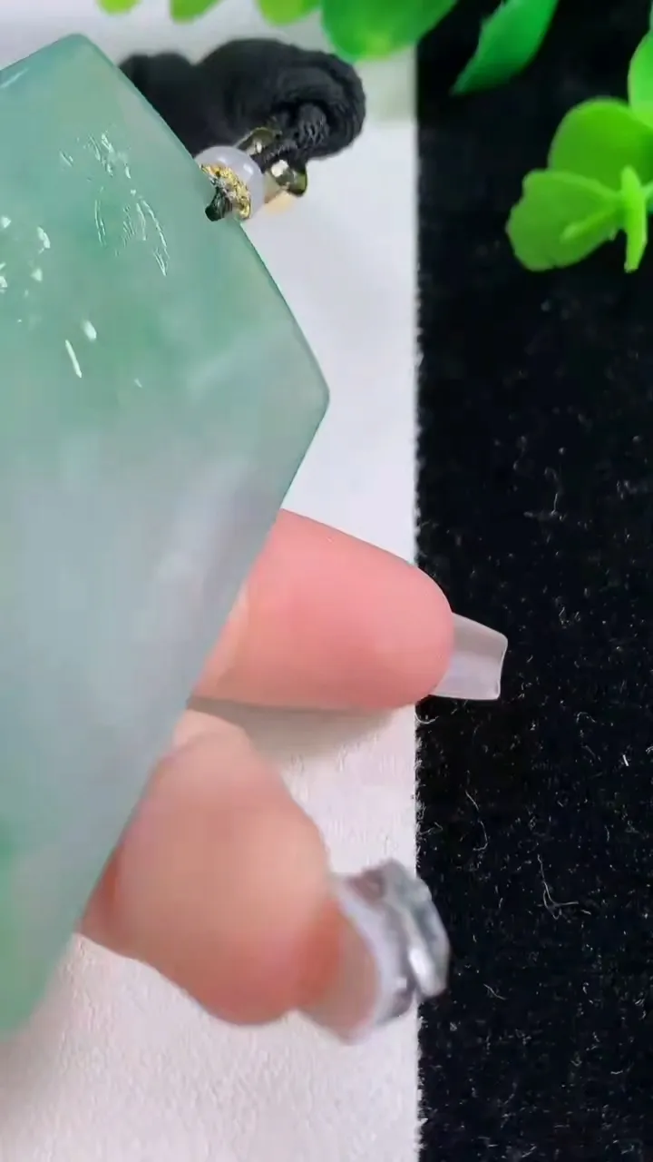 天然A货翡翠大势至菩萨吊坠，尺寸69.2-46-5，重量:45.08g
12月8日