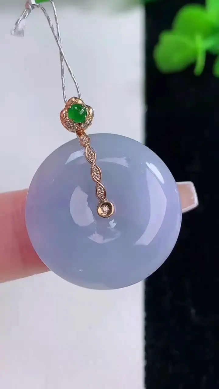 天然A货翡翠18K金紫罗兰平安扣吊坠，尺寸22.3-5.9，重量:6.82g
12月8日