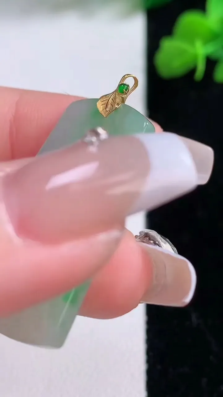 天然A货翡翠无事牌吊坠，尺寸34-20.5-2.6，重量:5.47g
12月8日