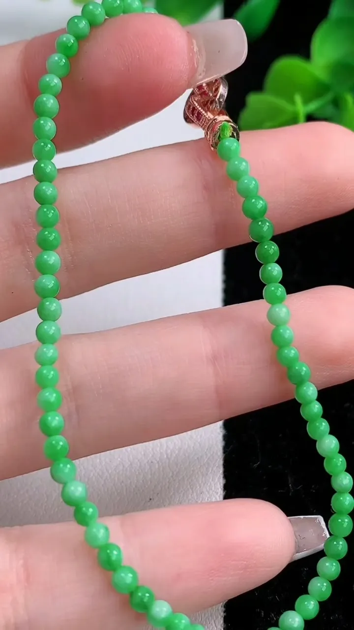 天然A货翡翠小米珠手串，尺寸2.5-65颗，重量:3.88g12月8日
工厂直销收藏佳品,种好水足，