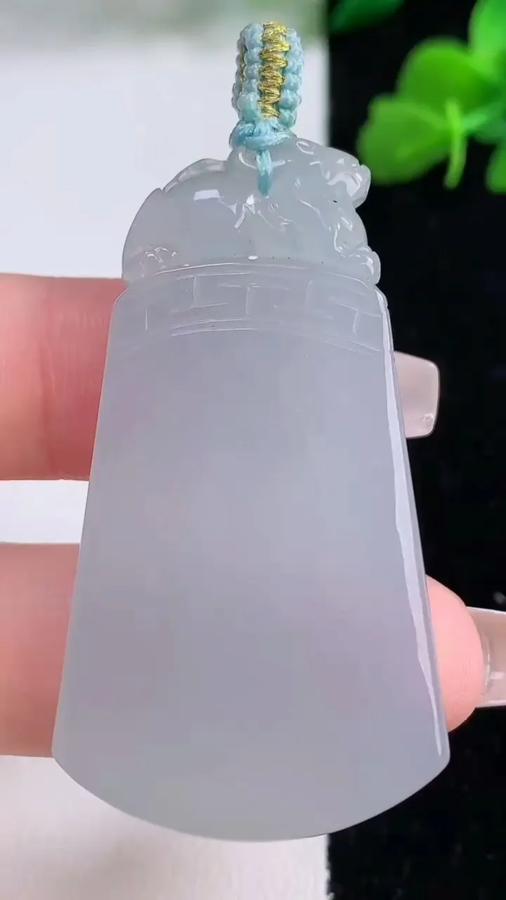 天然A货翡翠冰种紫罗兰无事牌吊坠，尺寸47.3-26.7-5.9，重量:18.69g
12月8日