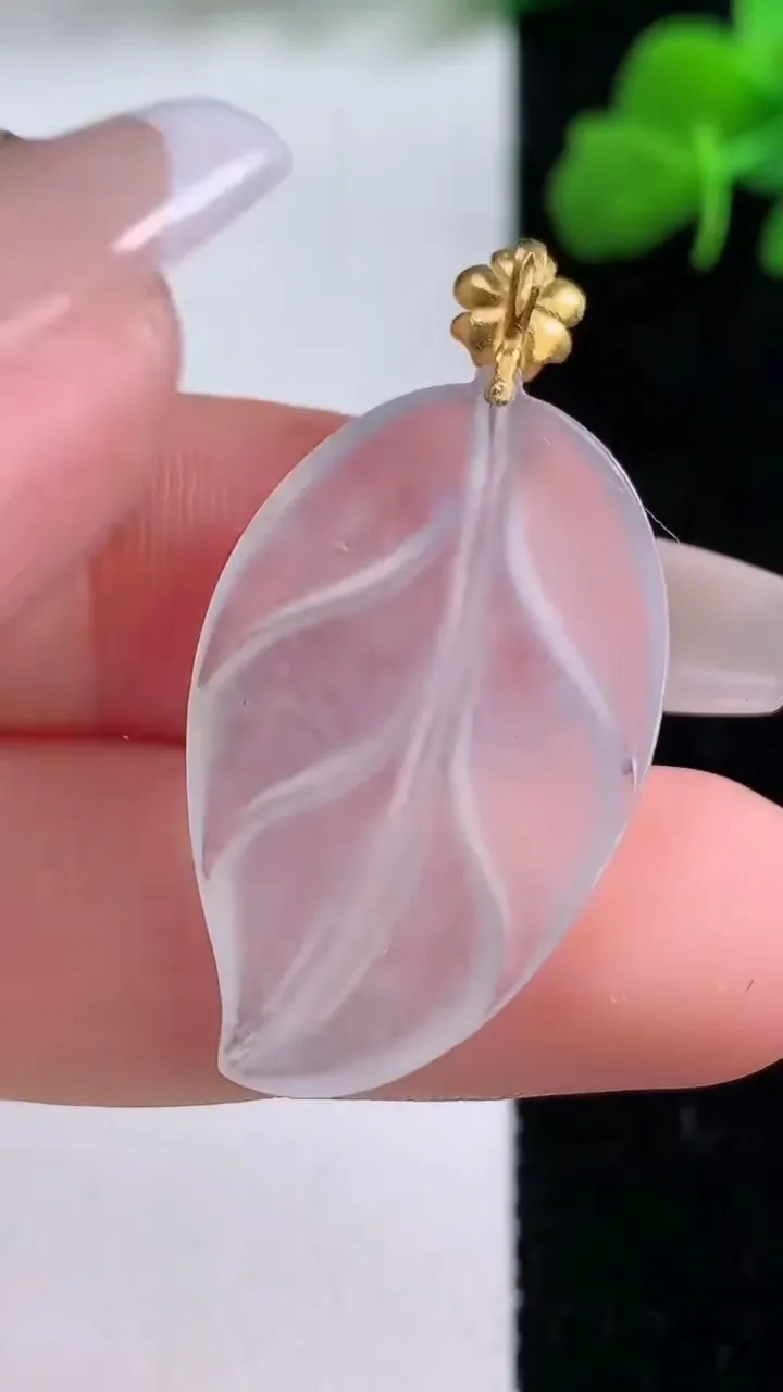 天然A货翡翠种白冰金枝玉叶 叶子吊坠，尺寸28.4-18.2-2.5，重量:2.97g
12月8日