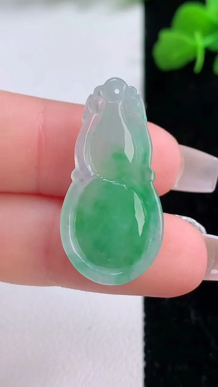 天然A货翡翠葫芦吊坠，尺寸29.6-5.4-2.8，重量:5.40g
12月8日