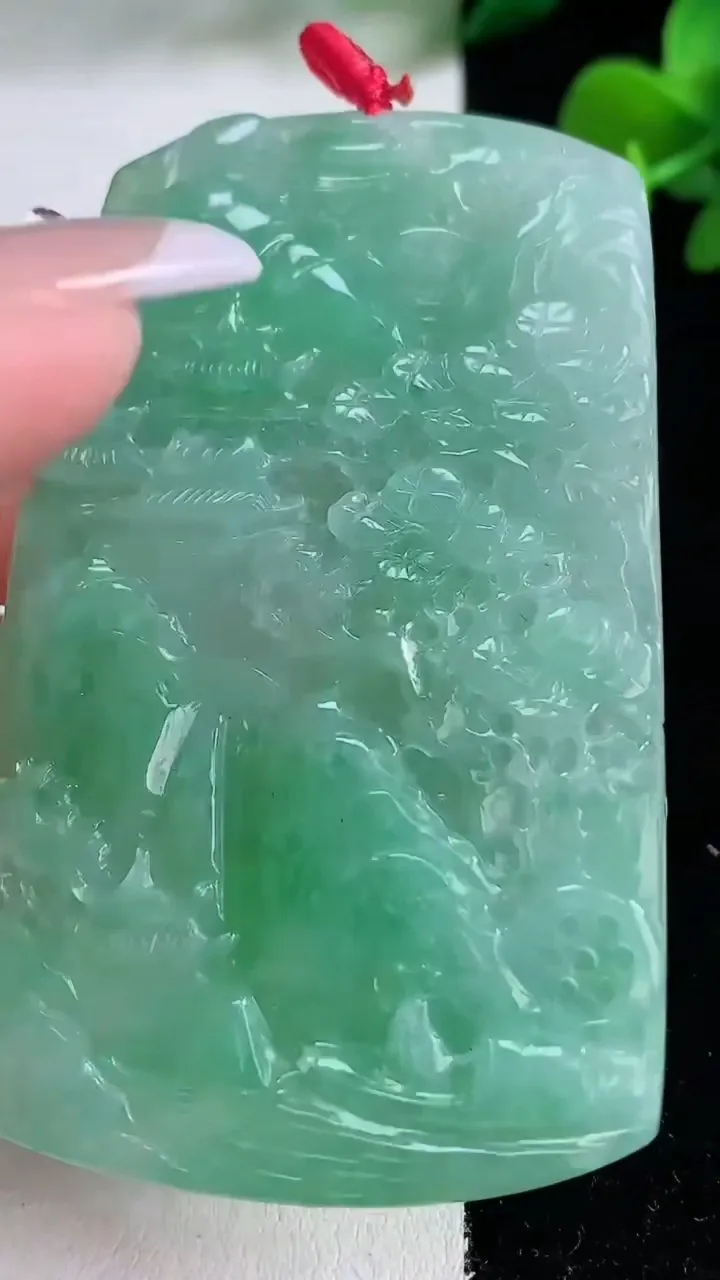 天然A货翡翠山水牌吊坠，尺寸67.2-42.4-5.3，重量:36.06g
12月8日