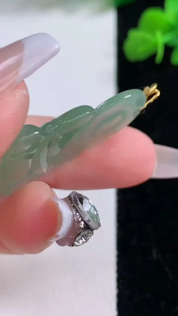 天然A货翡翠观音菩萨吊坠，尺寸35-23-3.3，重量:4.80g
12月8日