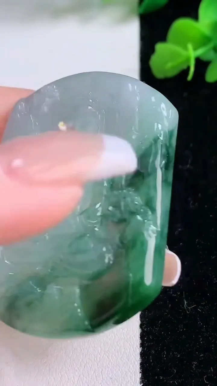 天然A货翡翠飘花大日如来吊坠，尺寸53.4-44.6-5.6，重量:31.14g
12月8日