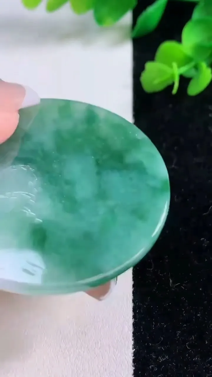 天然A货翡翠山水牌吊坠，尺寸52-5.6，重量:34.48g
12月8日