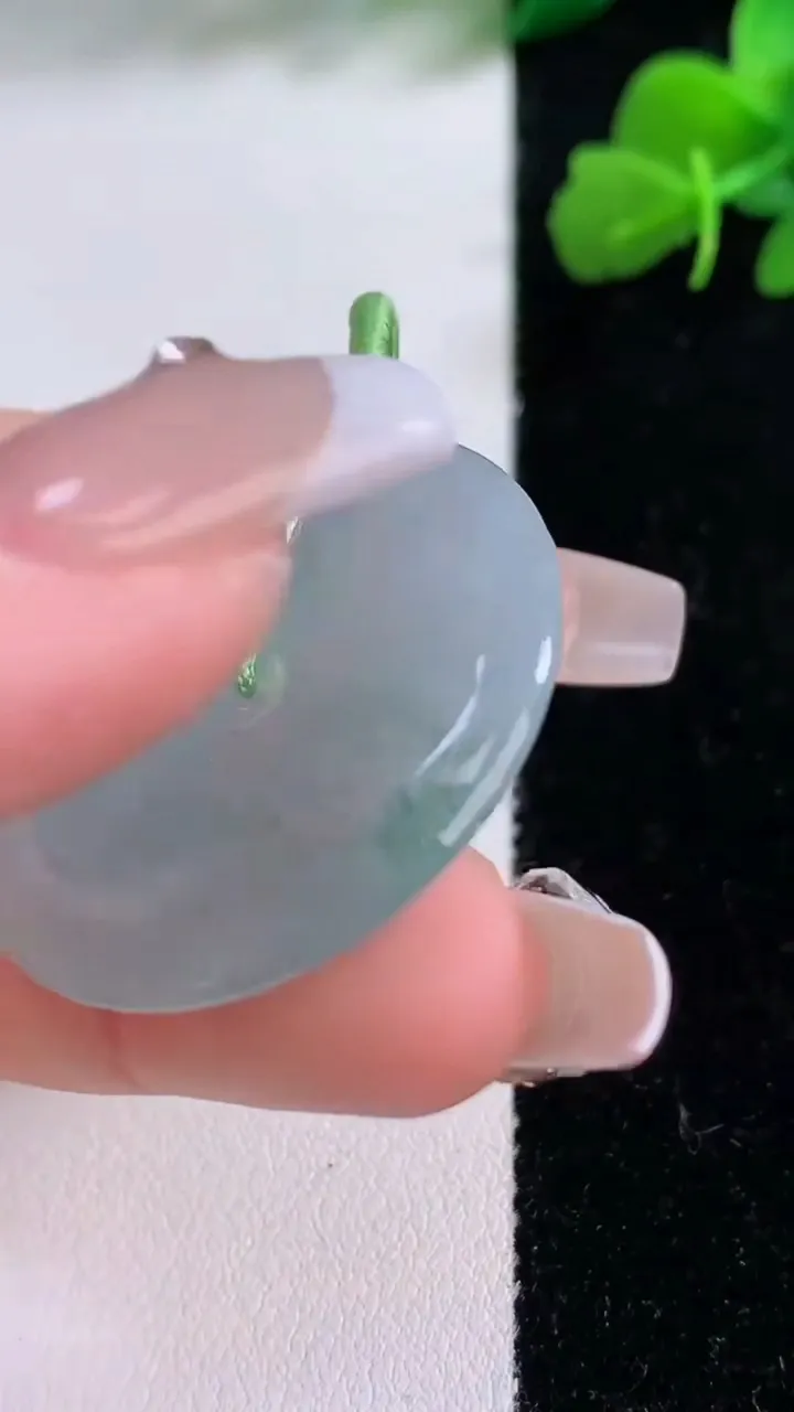 天然A货翡翠冰种飘花平安扣吊坠，尺寸32.8-5.5，重量:13.55g
12月8日