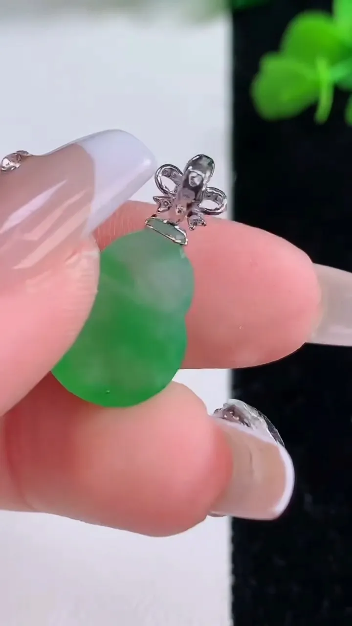 天然A货翡翠葫芦吊坠，尺寸16-12-4.8，重量:1.78g
12月8日