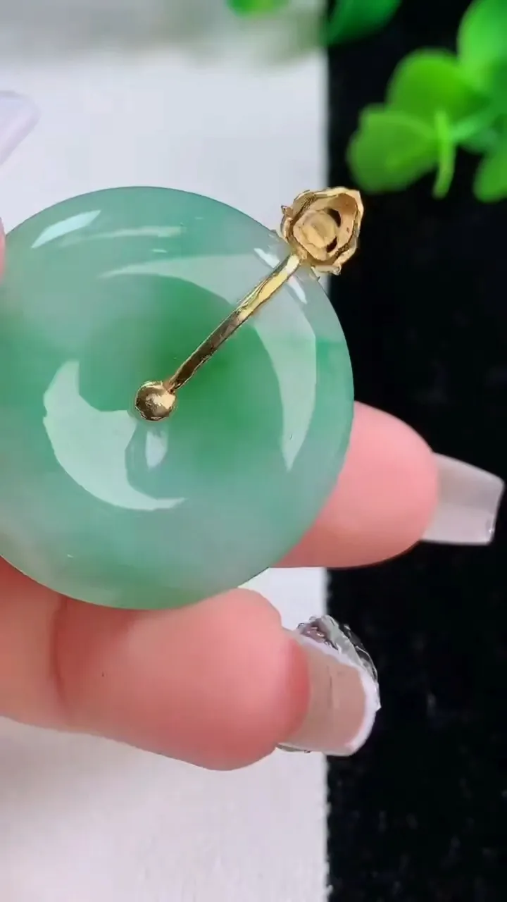 天然A货翡翠平安扣吊坠，尺寸30.8-5.5，重量:11.56g
12月8日