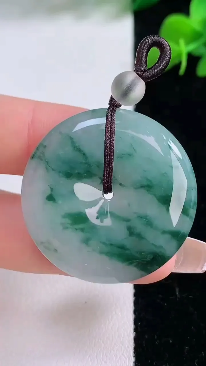 天然A货翡翠冰种飘花平安扣吊坠，尺寸32.8-6，重量:13.55g
12月8日