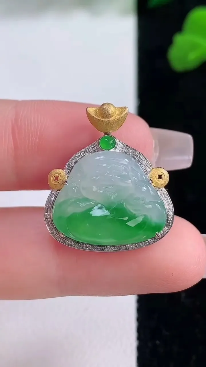 天然A货翡翠财神爷吊坠，尺寸23-20.3-7.5，裸石14-17.2重量:3.73g
12月8日