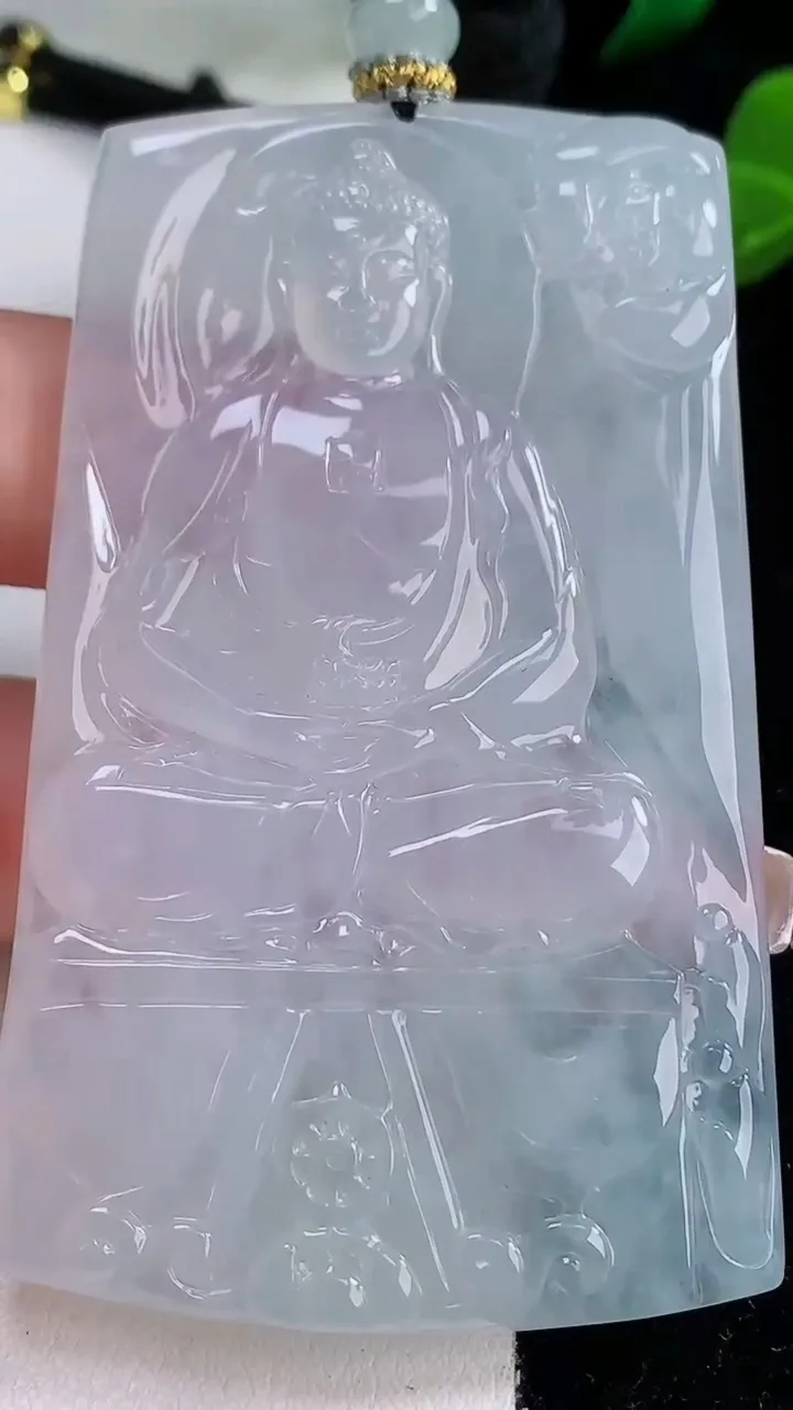 天然A货翡翠种白冰大日如来吊坠，尺寸70-43.2-5.5，重量:45.28g
12月8日