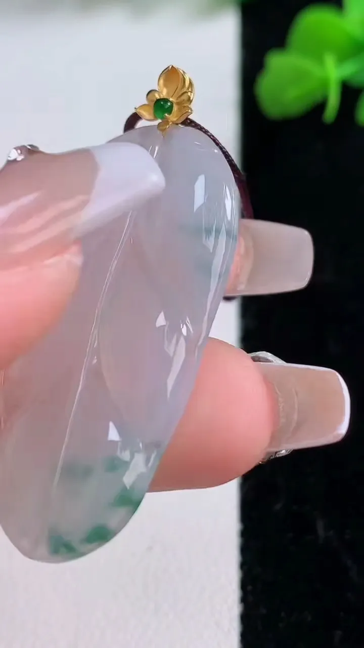 天然A货翡翠种飘花金枝玉叶 叶子吊坠，尺寸38.5-20.5-3.2，重量:5.86g
12月8日