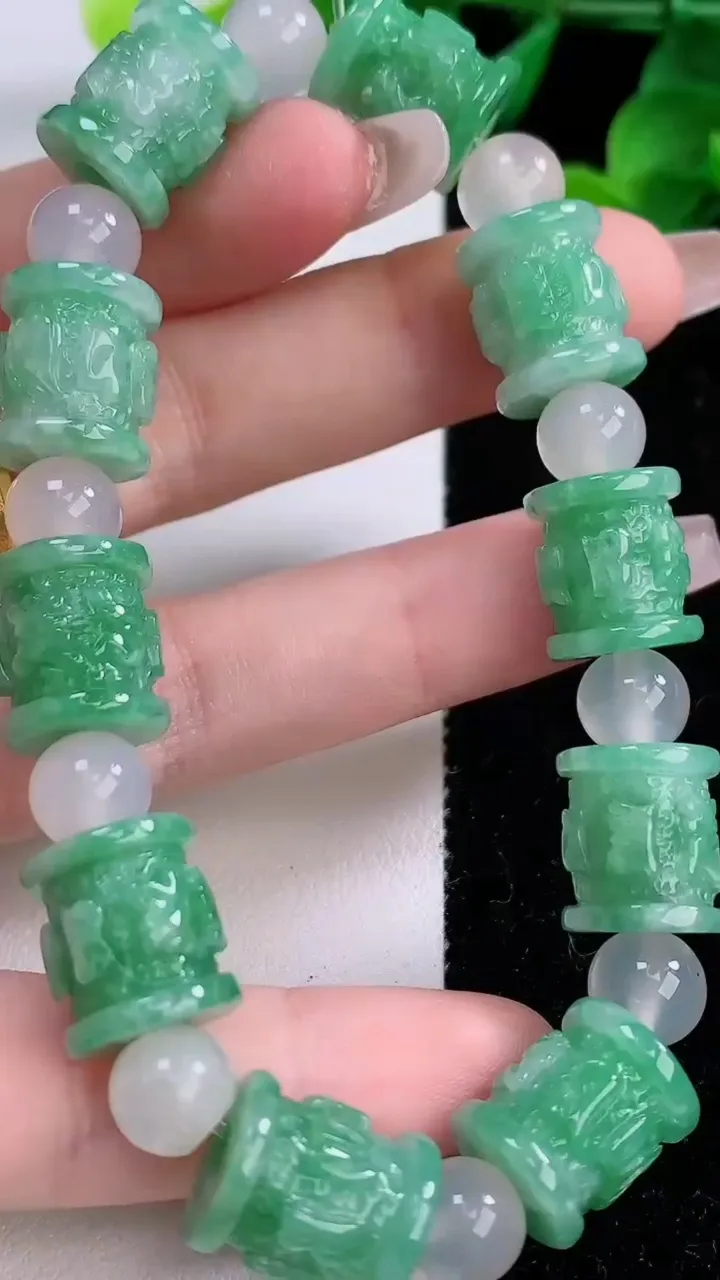 天然A货翡翠路路通手串，尺寸11-12.5-10颗，重量:41.74g12月8日
工厂直销收藏佳品,