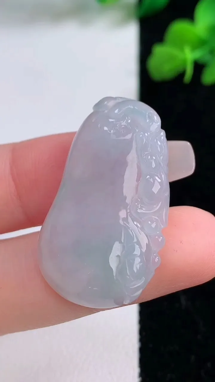 天然A货翡翠福瓜吊坠，尺寸33.7-19.8-5.3，重量:6.84g
12月8日