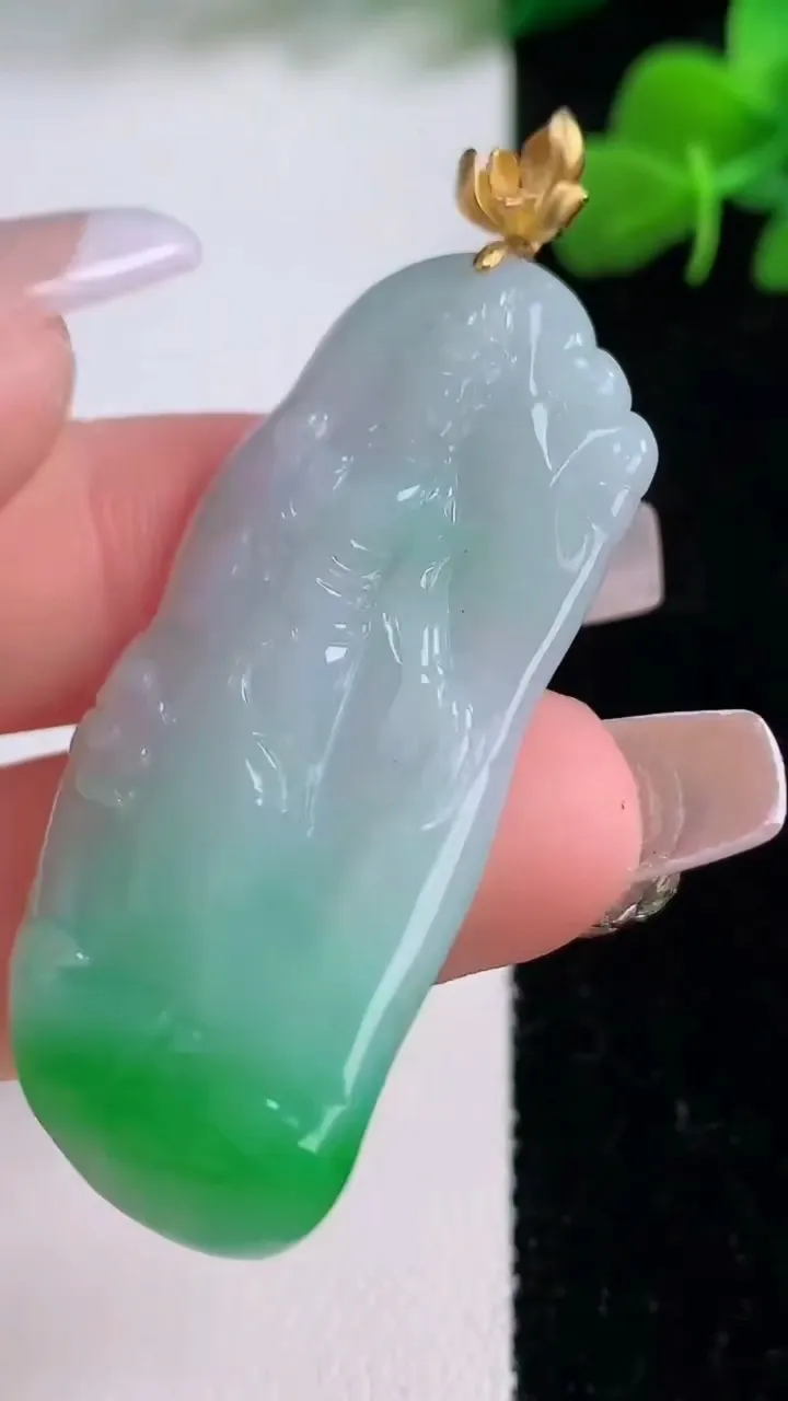 天然A货翡翠大势至菩萨吊坠，尺寸44-22.2-4.5，重量:11.07g
12月8日