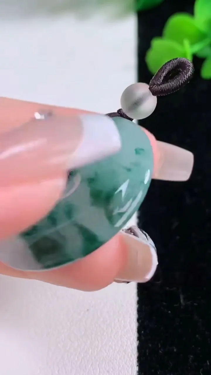 天然A货翡翠冰种飘花平安扣吊坠，尺寸32.8-6，重量:13.55g
12月8日