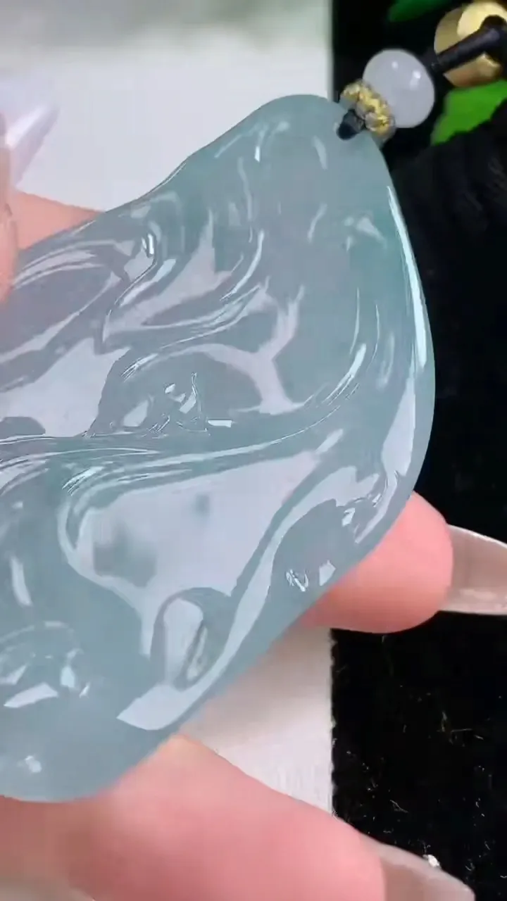 天然A货翡翠飘花无相观音吊坠，尺寸63.3-36.3-8.2，重量:42.98g
12月8日