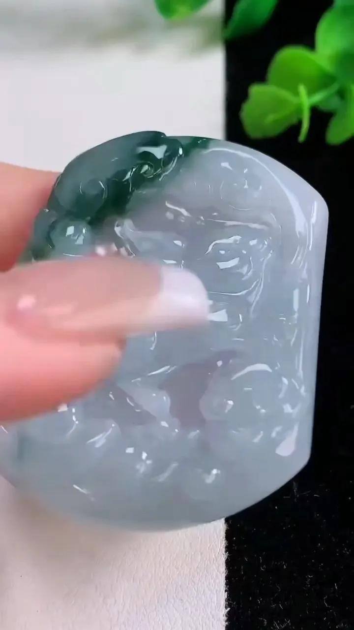 天然A货翡翠飘花生肖兔吊坠，尺寸53.3-45.6-5.6，重量:28.20g
12月8日