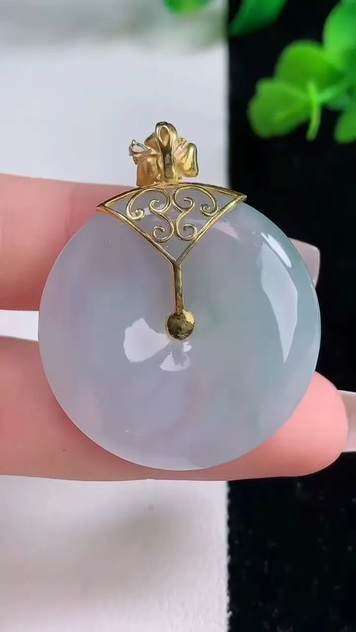 天然A货翡翠种飘花平安扣吊坠，尺寸31-6.3，重量:13.18g
12月8日