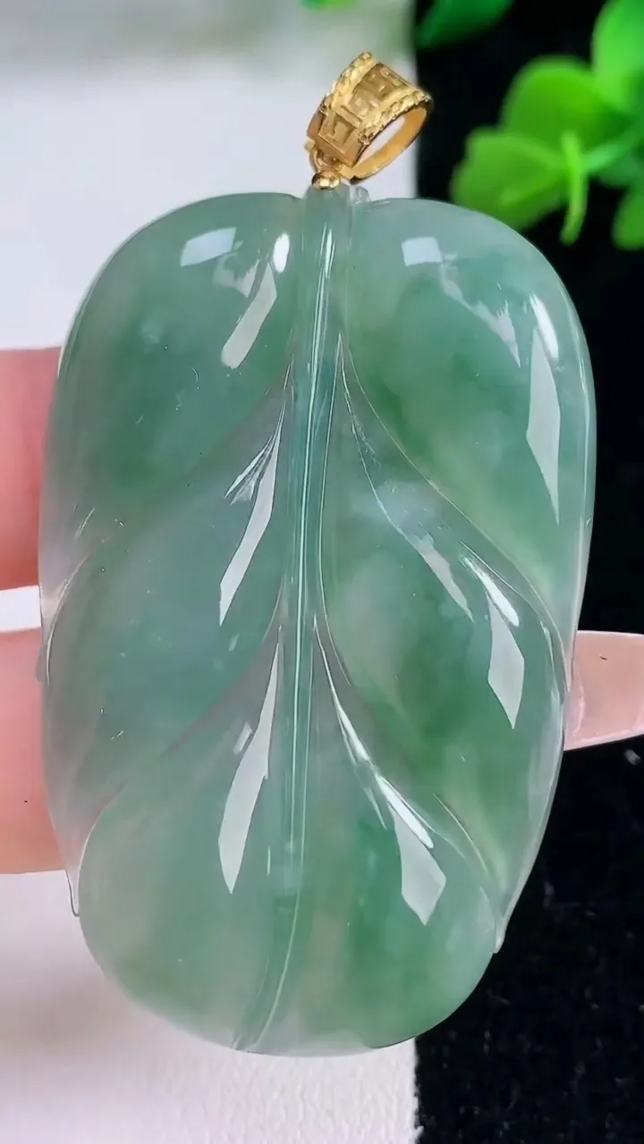 天然A货翡翠金枝玉叶 叶子吊坠，尺寸52-33.5-5.6，重量:21.34g
12月8日