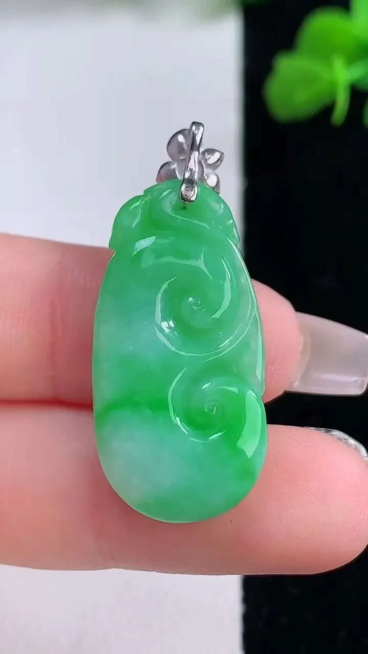 天然A货翡翠如意吊坠，尺寸30.4-14.7-5.4，重量:4.52g
12月8日