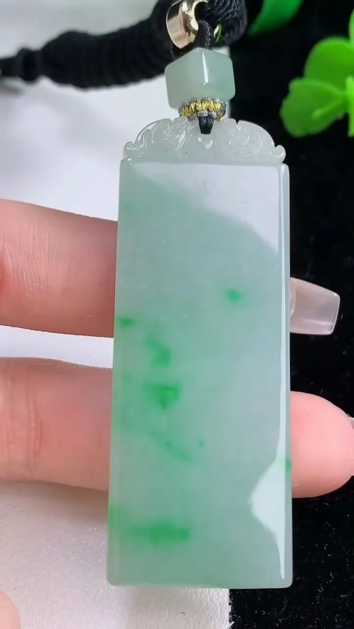 天然A货翡翠无事牌吊坠，尺寸57.7-21.4-6，重量:28.76g
12月8日