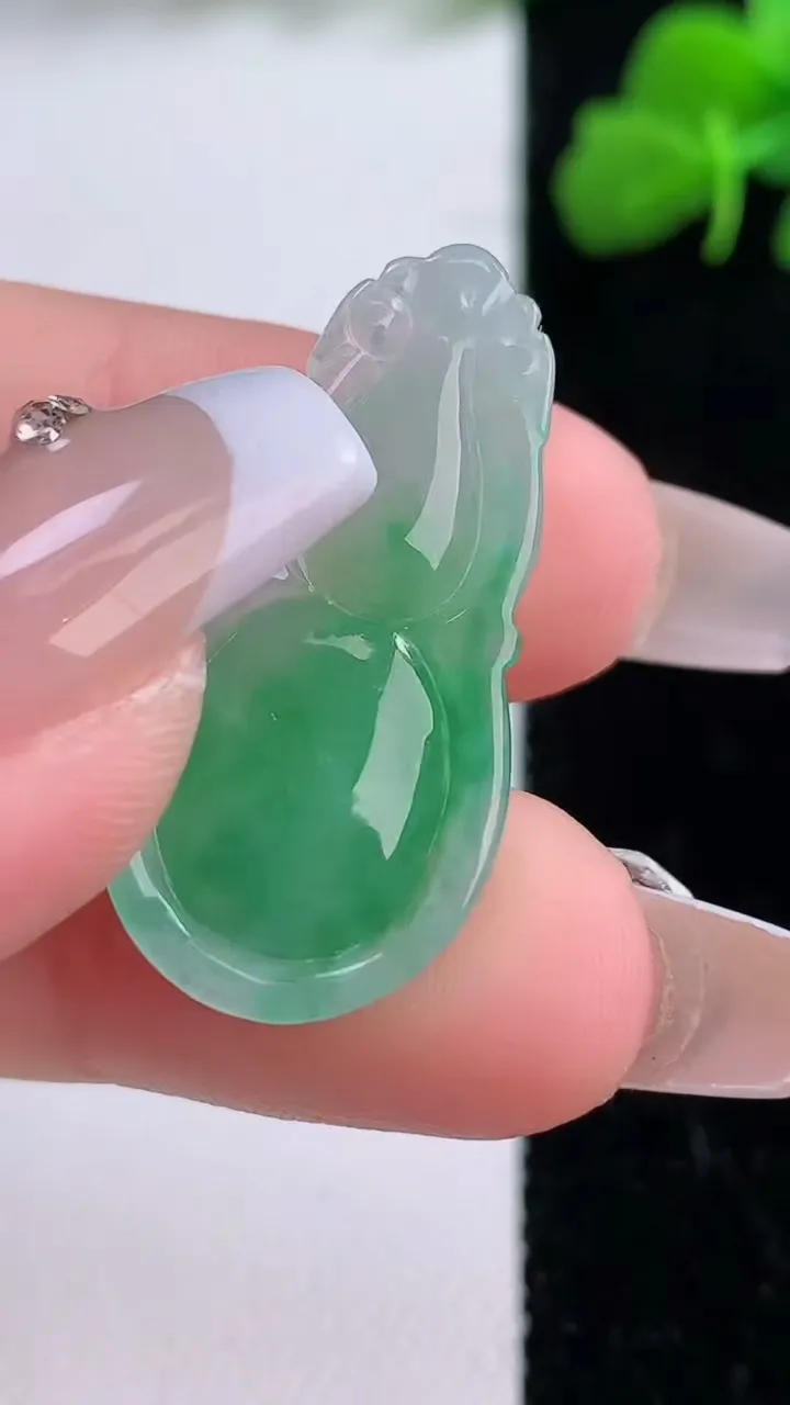 天然A货翡翠葫芦吊坠，尺寸29.6-5.4-2.8，重量:5.40g
12月8日