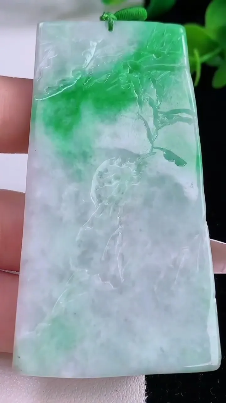 天然A货翡翠山水牌吊坠，尺寸70.3-36.6-5.4，重量:36.18g
12月8日