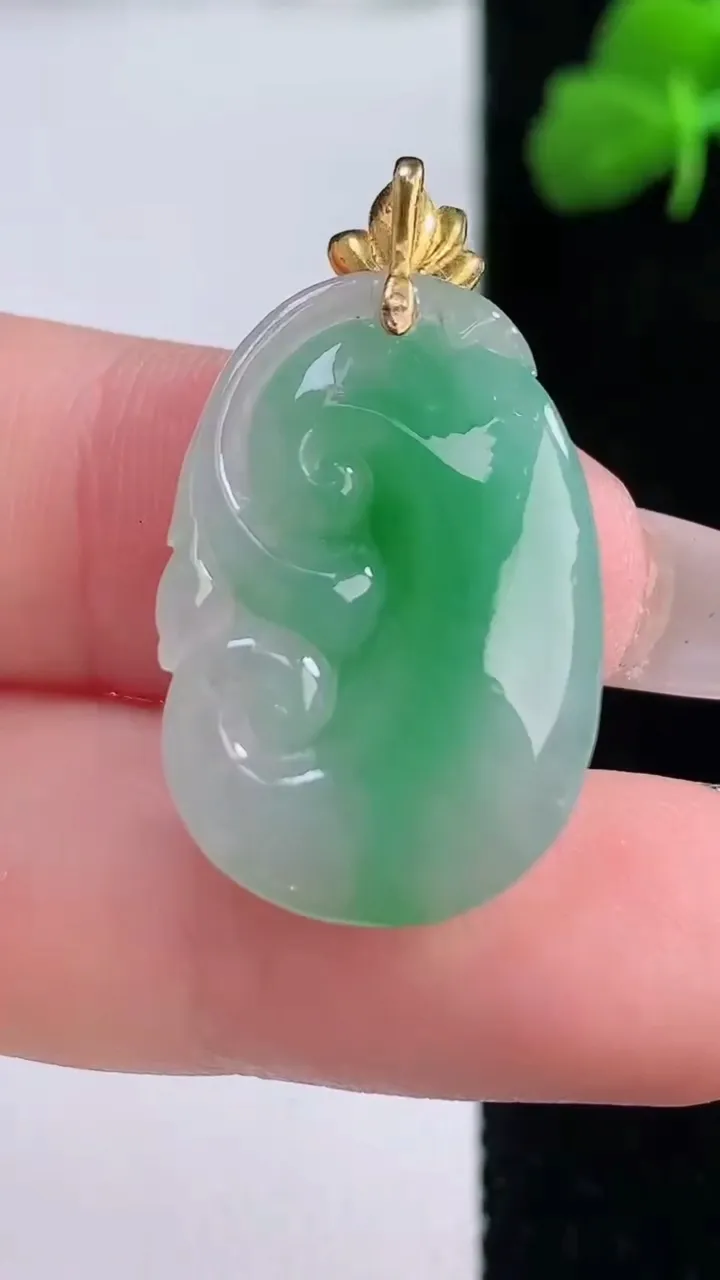 天然A货翡翠如意吊坠，尺寸24.7-16-3.6，重量:4.60g
12月8日