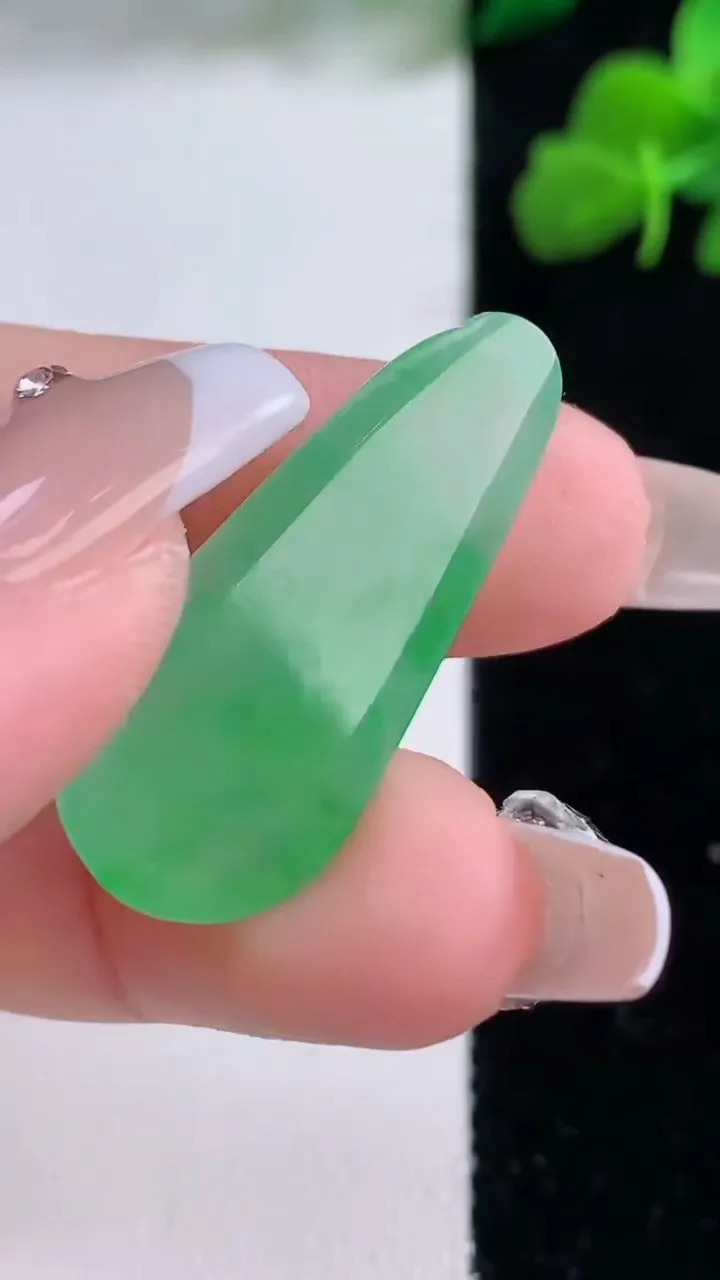 天然A货翡翠福豆吊坠，尺寸31.4-13.6-5.3，重量:4.00g
12月8日